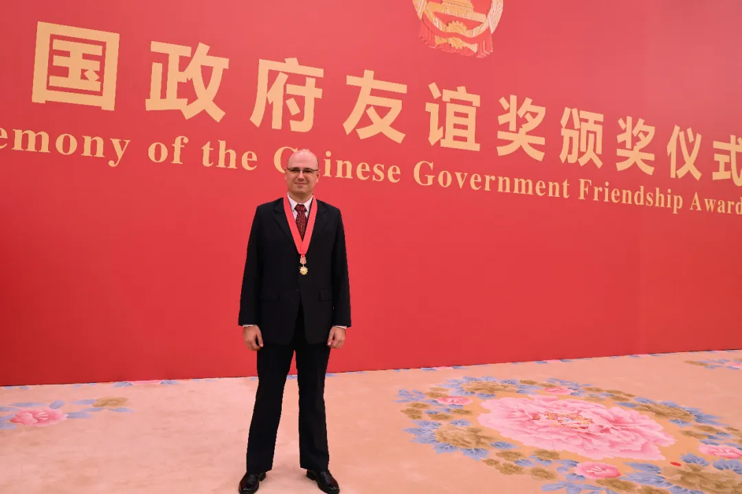 Brasileiro recebe o Prêmio da Amizade do governo chinês